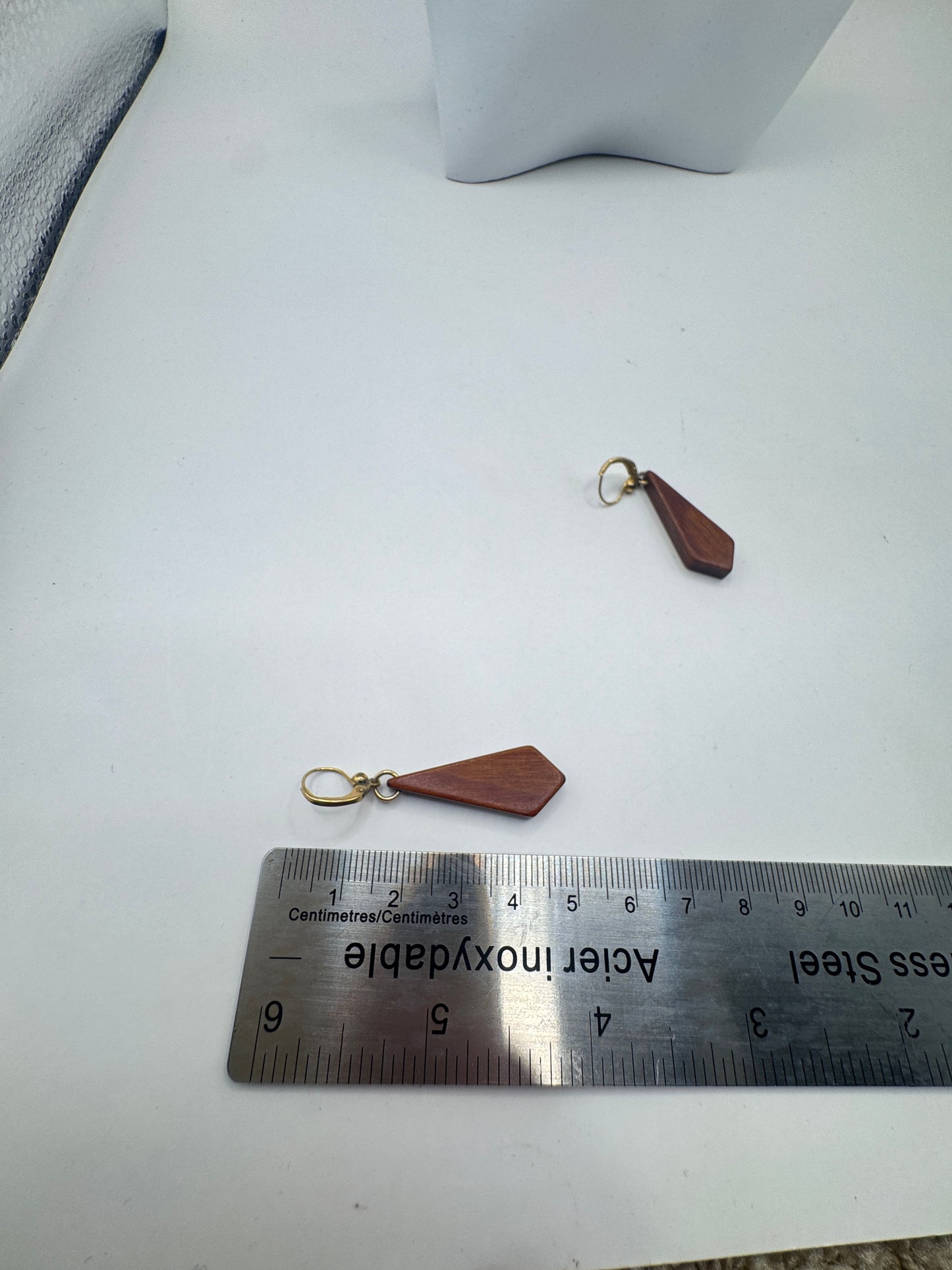 Vintage Red Wood Drop Earrings with 14K Gold Hooks – Excellent Condition