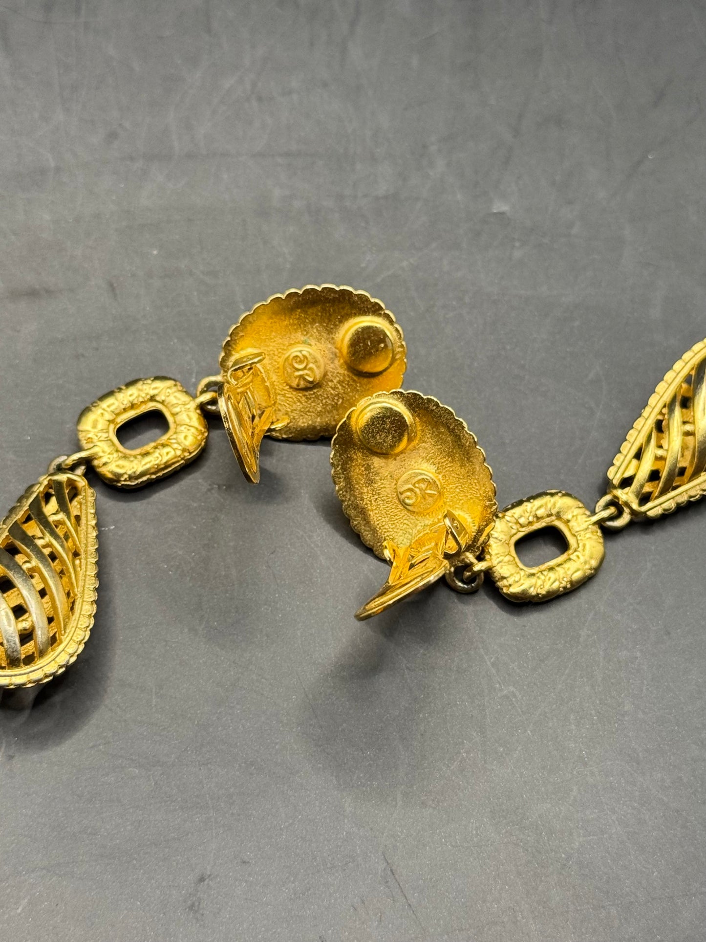 Vintage Oscar de la Renta Gold-Tone Clip-On Earrings – Pearl Cabochon Dangle