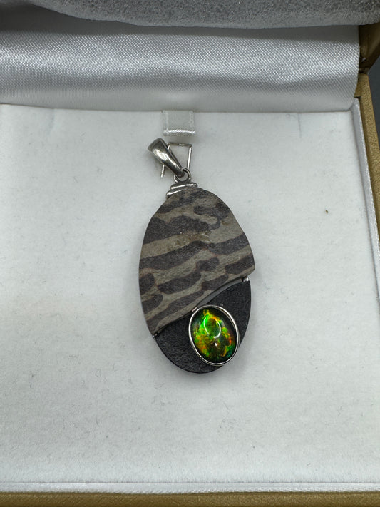 Vintage KORITE Ammolite Pendant – Sterling Silver 925 – Natural Canadian Ammolite Fossil Stone – Modern Artisan Design – New Condition