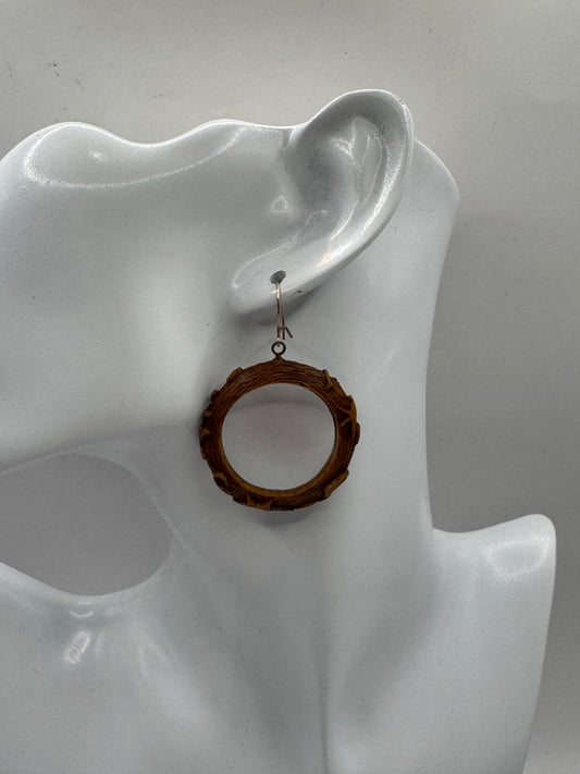 Vintage 80s Carved Plastic Hoop Earrings with 10K Gold Hooks – Excellent Condition