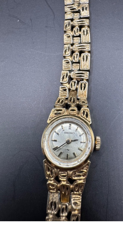 1976 Seiko Gold Tone Mechanical Ladies Watch – Vintage Textured Bracelet Timepiece