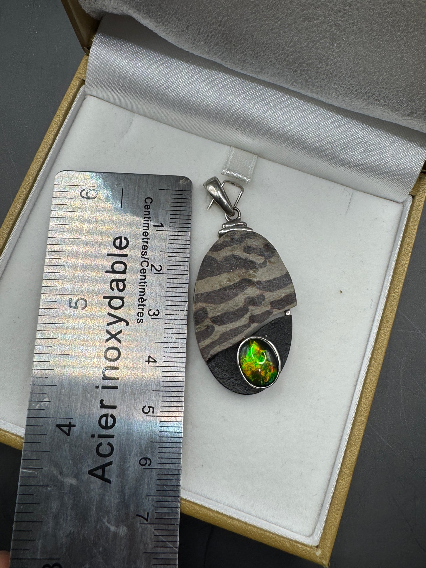 Vintage KORITE Ammolite Pendant – Sterling Silver 925 – Natural Canadian Ammolite Fossil Stone – Modern Artisan Design – New Condition