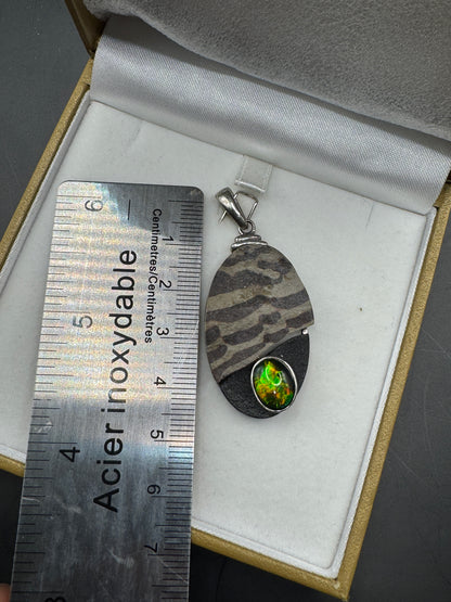 Vintage KORITE Ammolite Pendant – Sterling Silver 925 – Natural Canadian Ammolite Fossil Stone – Modern Artisan Design – New Condition