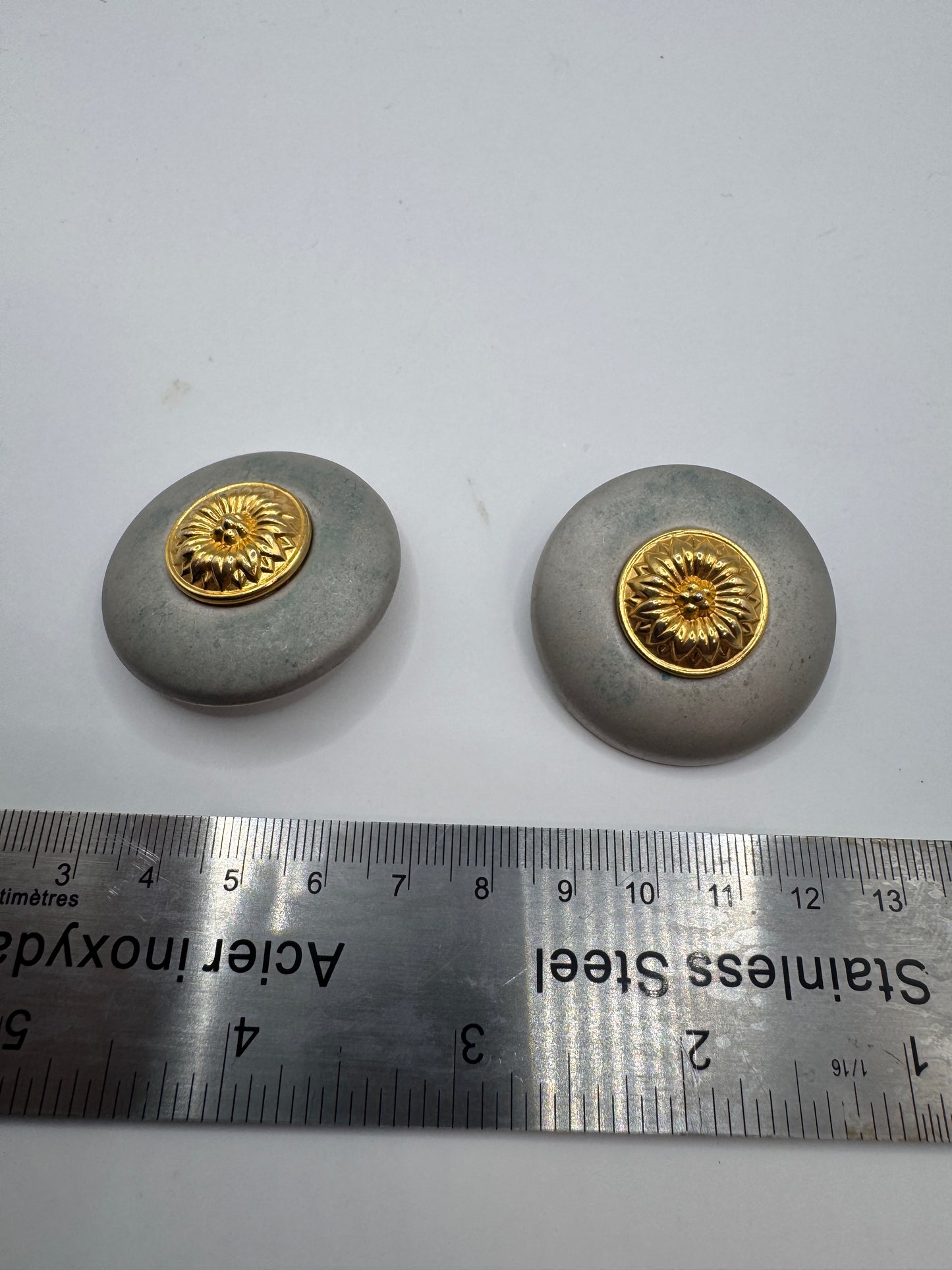 Vintage Round Clip-On Earrings – Retro Minimalist Style