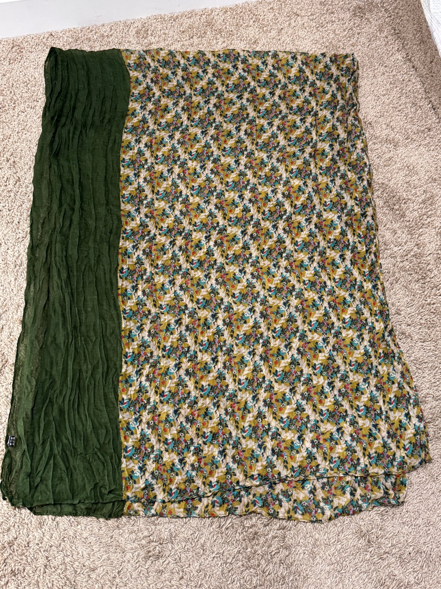 Vintage Women’s Floral Scarf – 100% Viscose, 70” x 27”, Excellent Condition