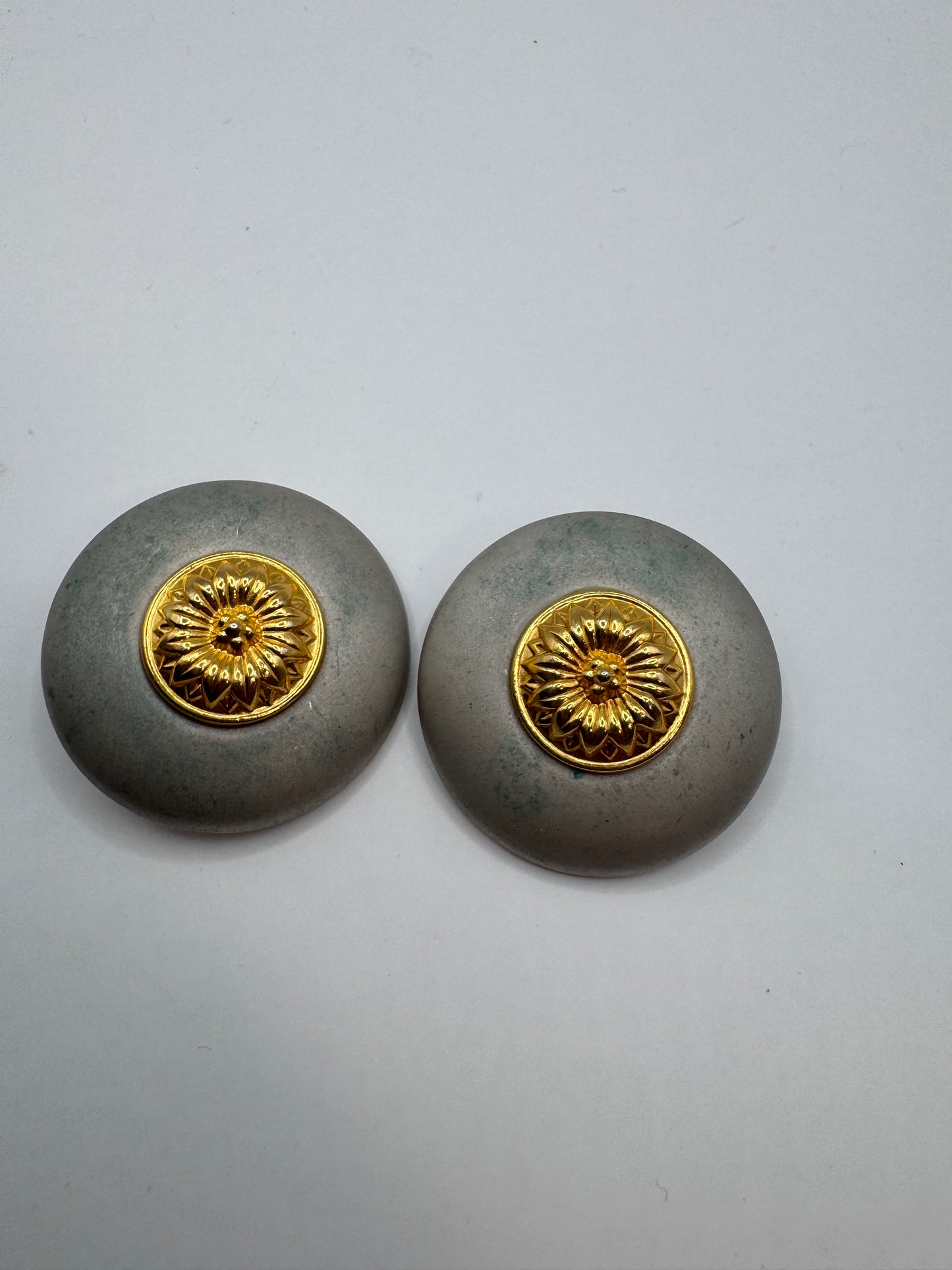 Vintage Round Clip-On Earrings – Retro Minimalist Style