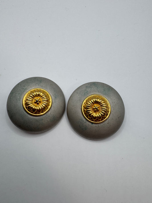 Vintage Round Clip-On Earrings – Retro Minimalist Style