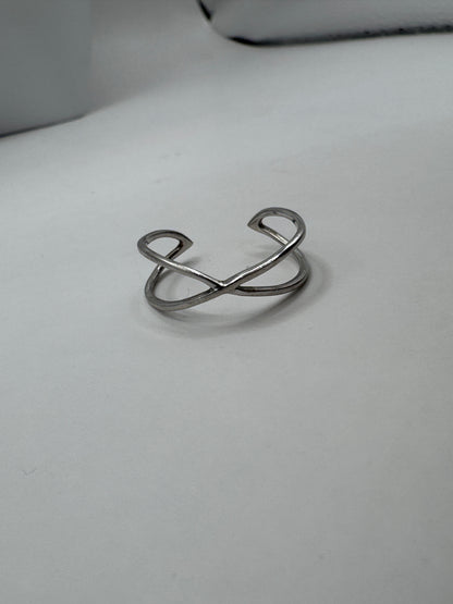 Vintage Sterling Silver Open Crossover Ring – Excellent Condition