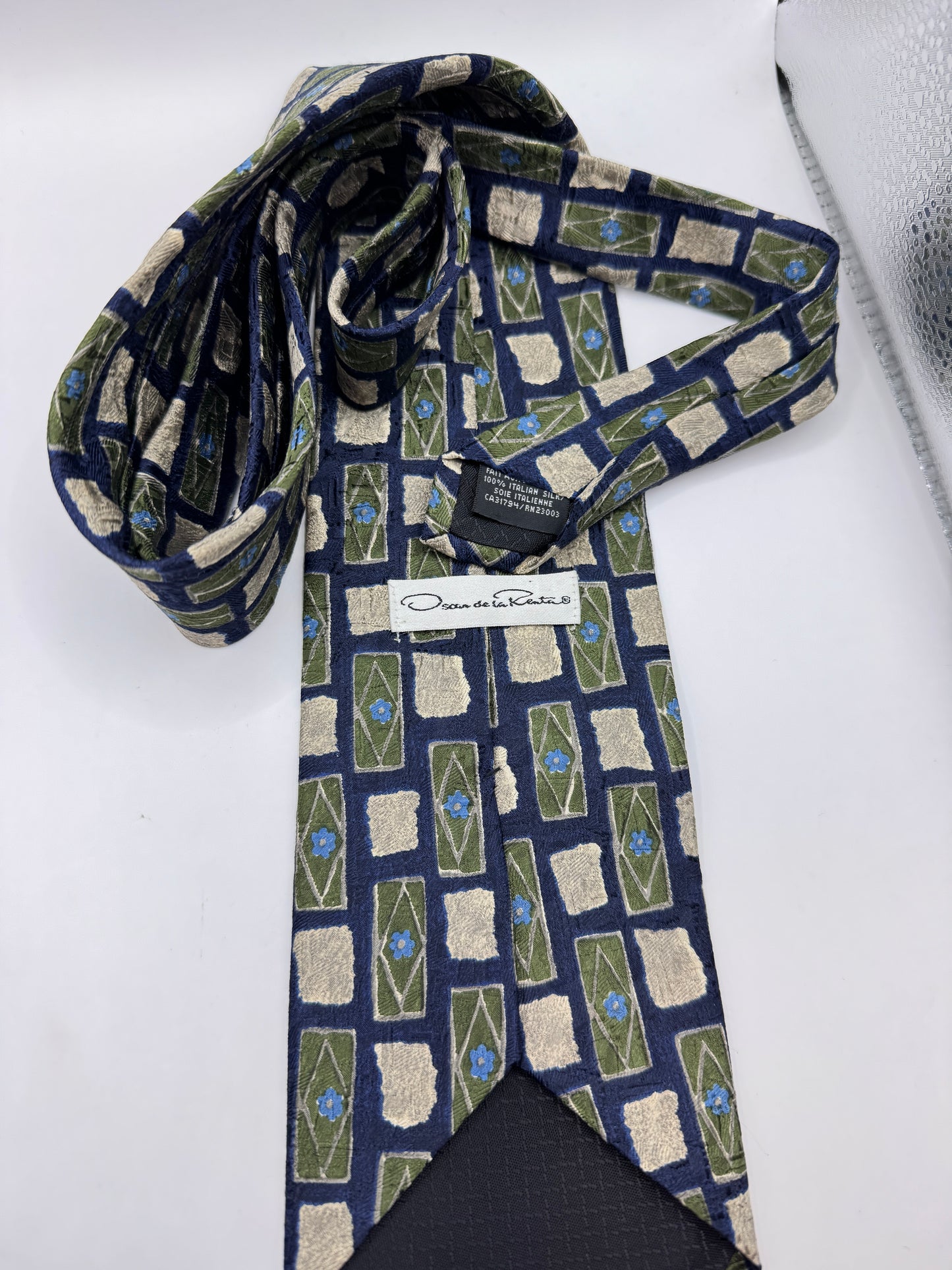 Vintage Oscar de la Renta Silk Tie – 100% Silk, Geometric Pattern