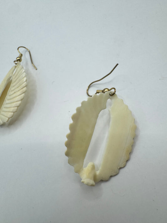 Vintage Ivory-Tone Carved Bird Earrings