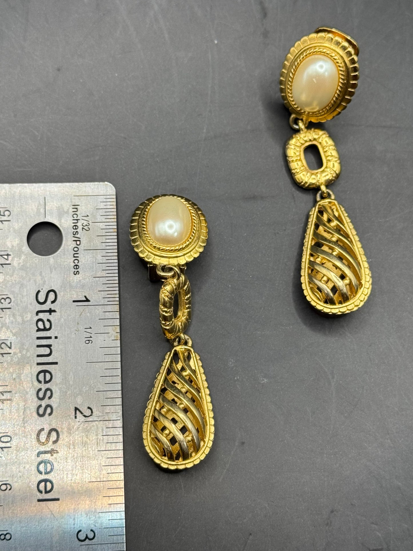 Vintage Oscar de la Renta Gold-Tone Clip-On Earrings – Pearl Cabochon Dangle