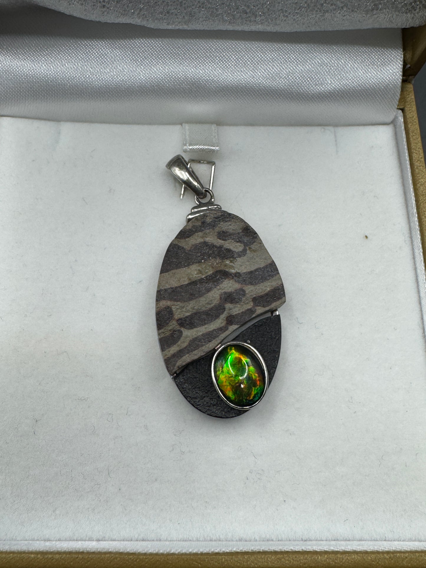 Vintage KORITE Ammolite Pendant – Sterling Silver 925 – Natural Canadian Ammolite Fossil Stone – Modern Artisan Design – New Condition