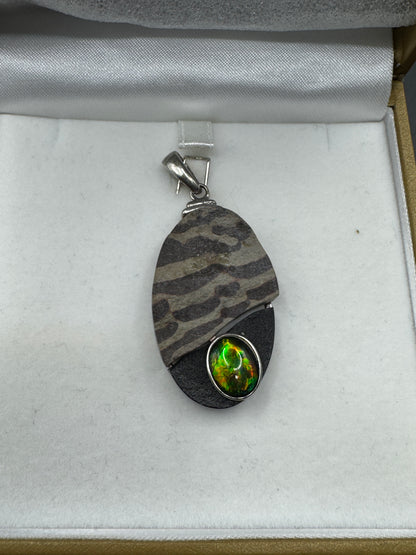 Vintage KORITE Ammolite Pendant – Sterling Silver 925 – Natural Canadian Ammolite Fossil Stone – Modern Artisan Design – New Condition