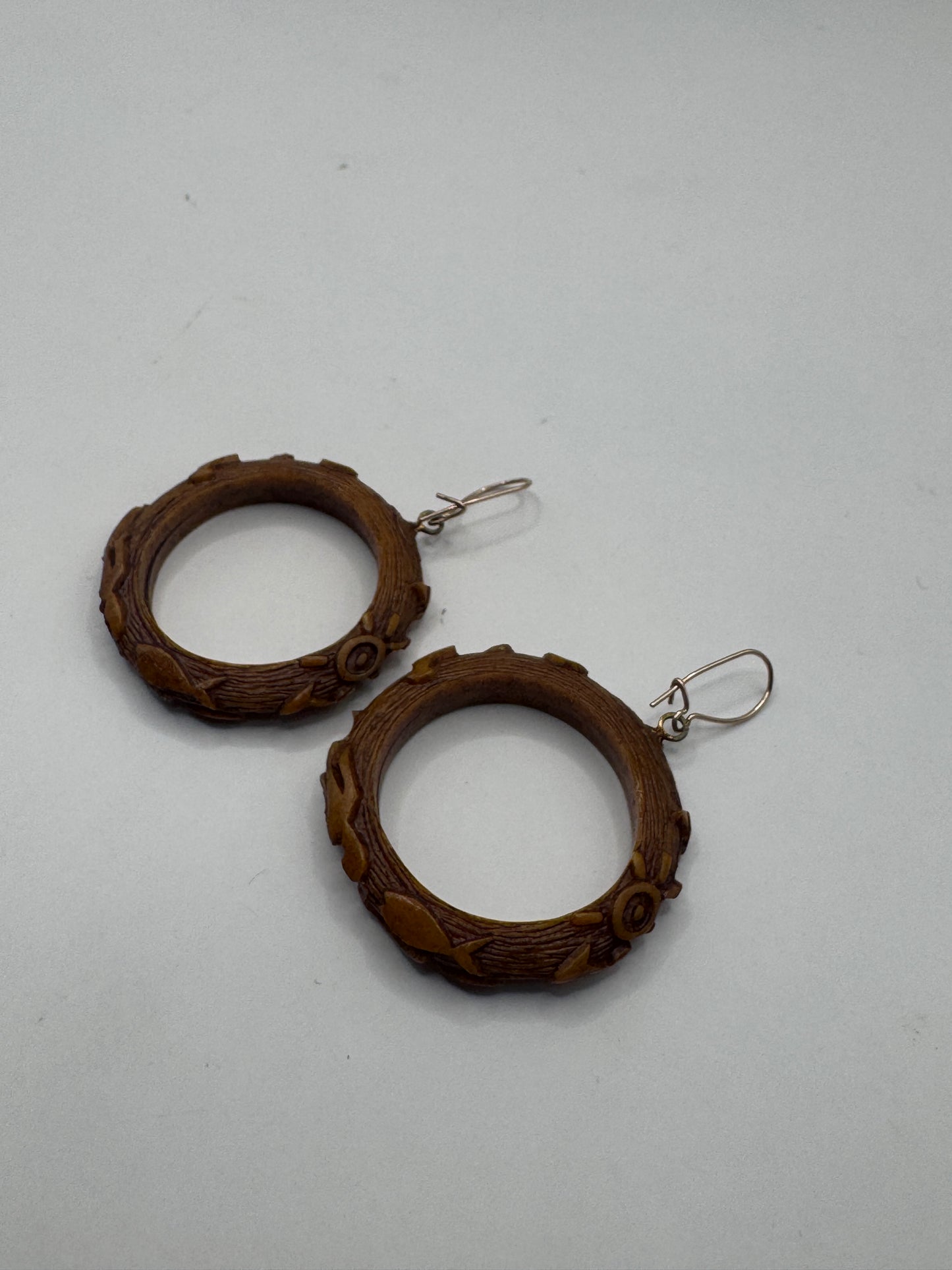 Vintage 80s Carved Plastic Hoop Earrings with 10K Gold Hooks – Excellent Condition