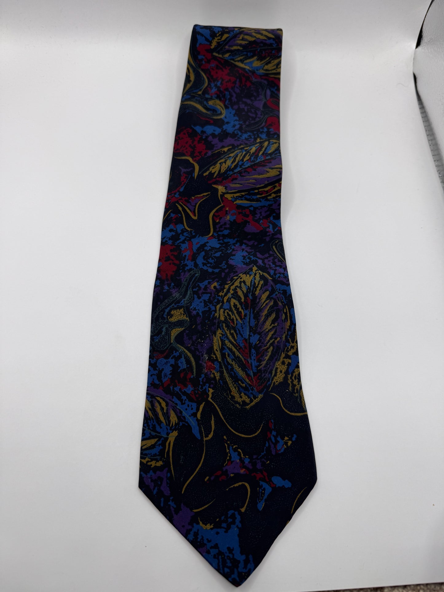 Vintage Club International Tie – 100% Polyester, Abstract Leaf Print