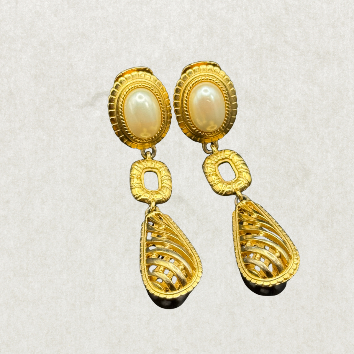 Vintage Oscar de la Renta Gold-Tone Clip-On Earrings – Pearl Cabochon Dangle