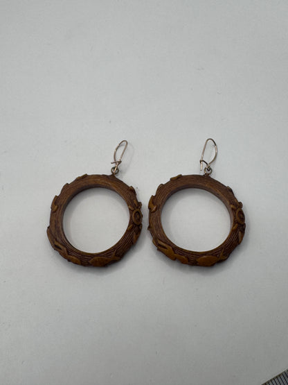 Vintage 80s Carved Plastic Hoop Earrings with 10K Gold Hooks – Excellent Condition