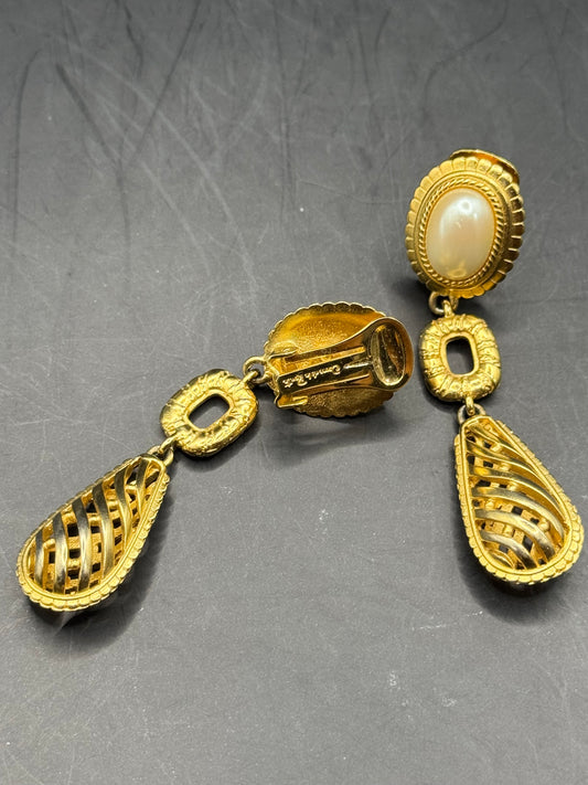 Vintage Oscar de la Renta Gold-Tone Clip-On Earrings – Pearl Cabochon Dangle