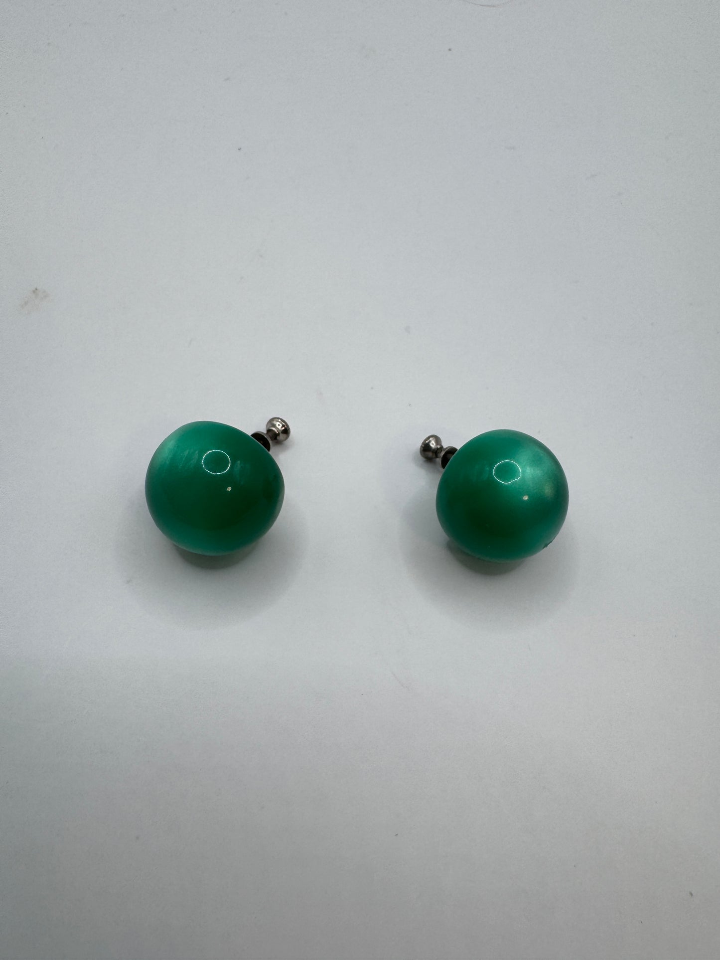 Vintage Clip-On Earrings – Chic Retro Everyday Wear