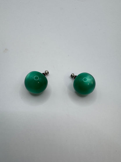 Vintage Clip-On Earrings – Chic Retro Everyday Wear