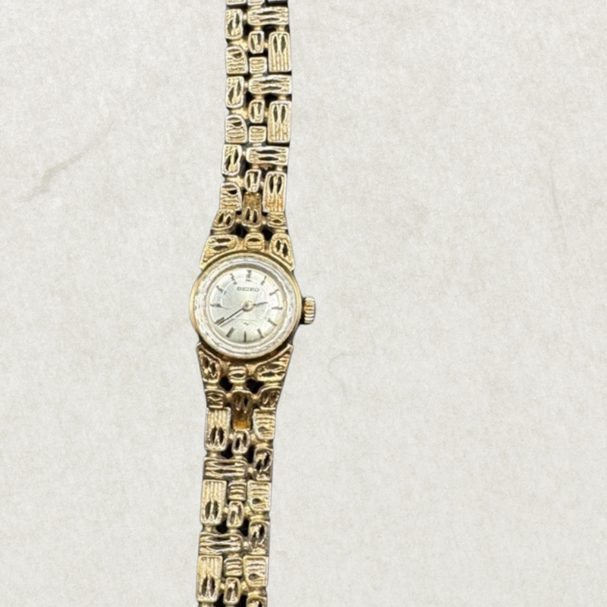 1976 Seiko Gold Tone Mechanical Ladies Watch – Vintage Textured Bracelet Timepiece