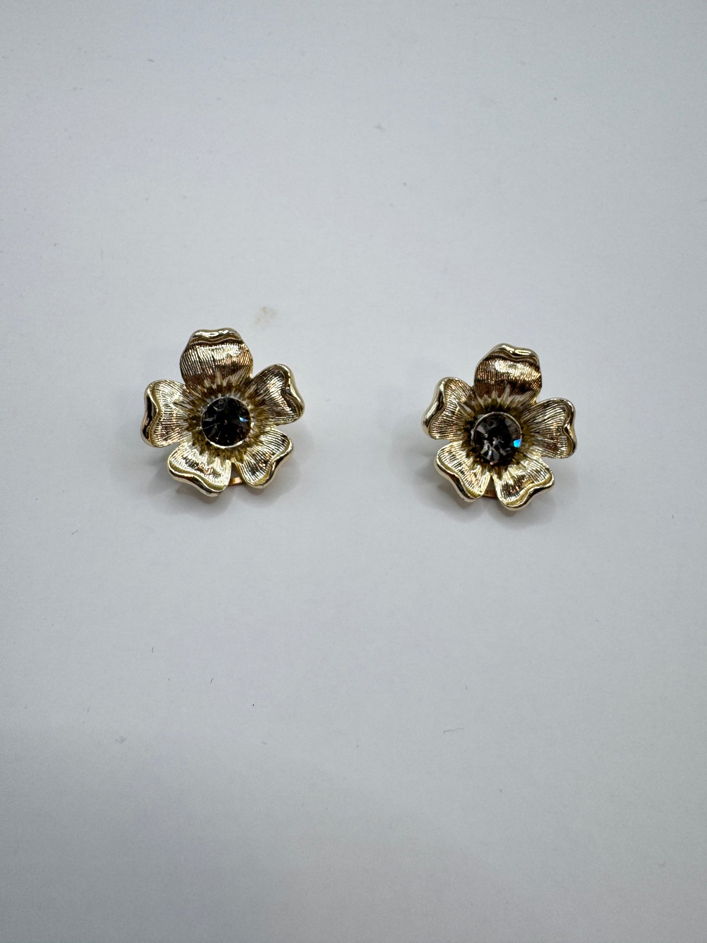 Vintage Floral Clip-On Earrings – Romantic Retro Style