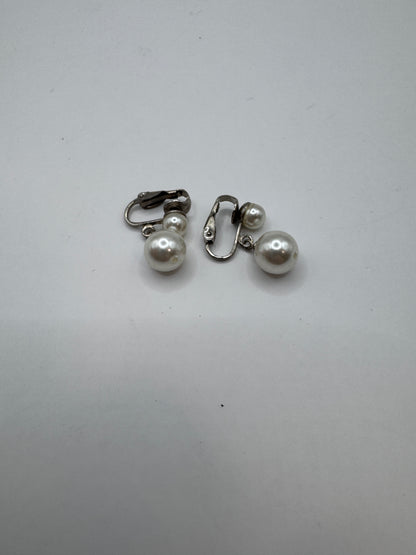 Vintage Pearl Clip-On Earrings – Classic Feminine Beauty