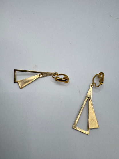 Vintage Gold-Tone Clip-On Earrings – Classic Retro Style