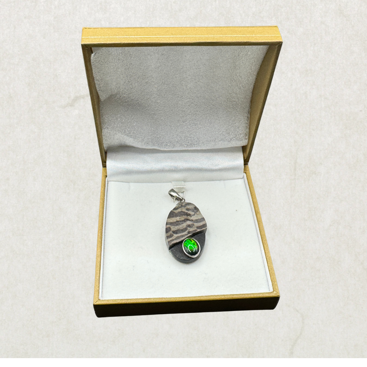 Vintage KORITE Ammolite Pendant – Sterling Silver 925 – Natural Canadian Ammolite Fossil Stone – Modern Artisan Design – New Condition