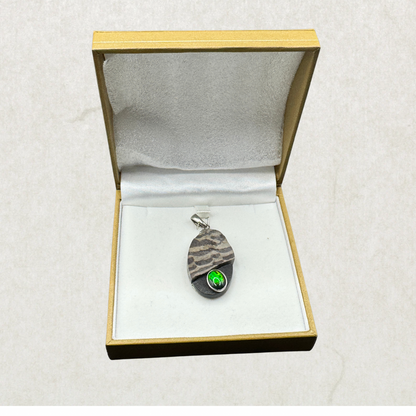 Vintage KORITE Ammolite Pendant – Sterling Silver 925 – Natural Canadian Ammolite Fossil Stone – Modern Artisan Design – New Condition