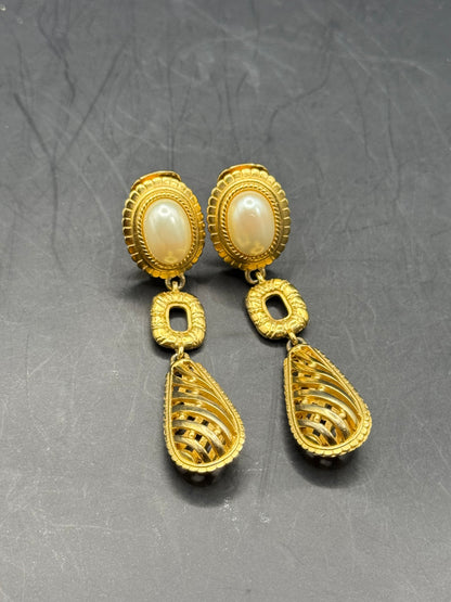 Vintage Oscar de la Renta Gold-Tone Clip-On Earrings – Pearl Cabochon Dangle