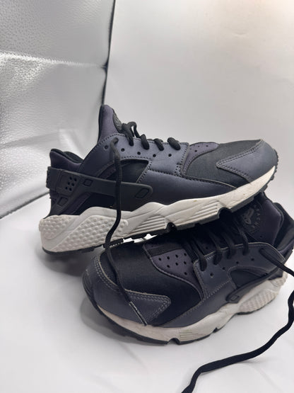 Nike Women’s Air Huarache Run SE 859429-001 – Metallic Hematite / Black / Dark Grey (US 8 / EU 39)