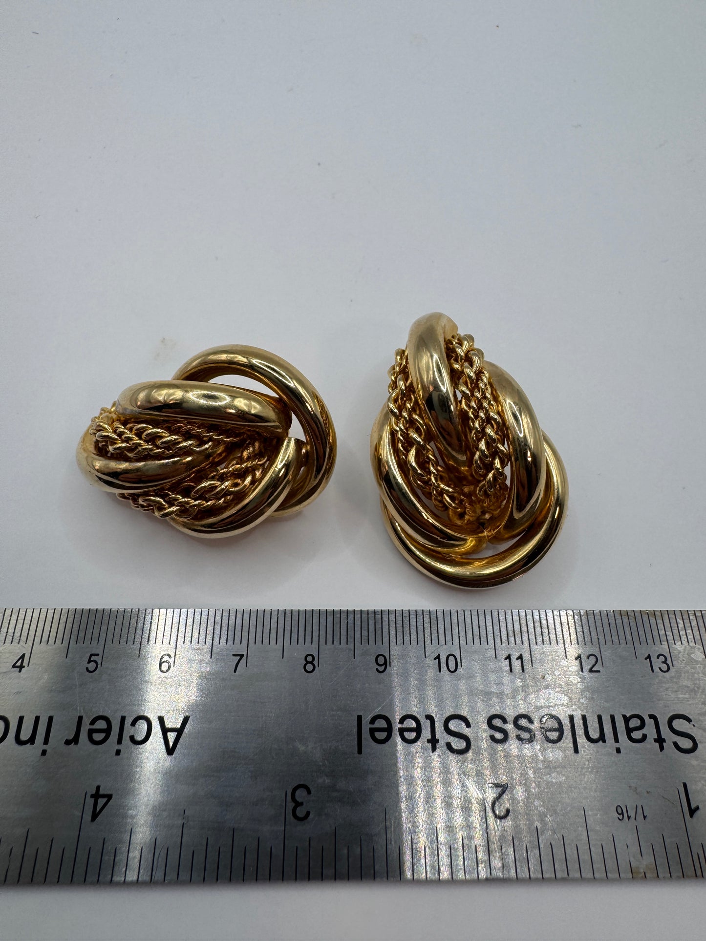 Vintage Gold Clip Earrings – Timeless Classic Accessory