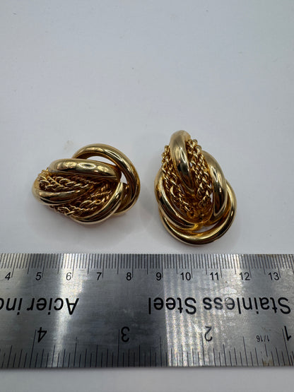 Vintage Gold Clip Earrings – Timeless Classic Accessory